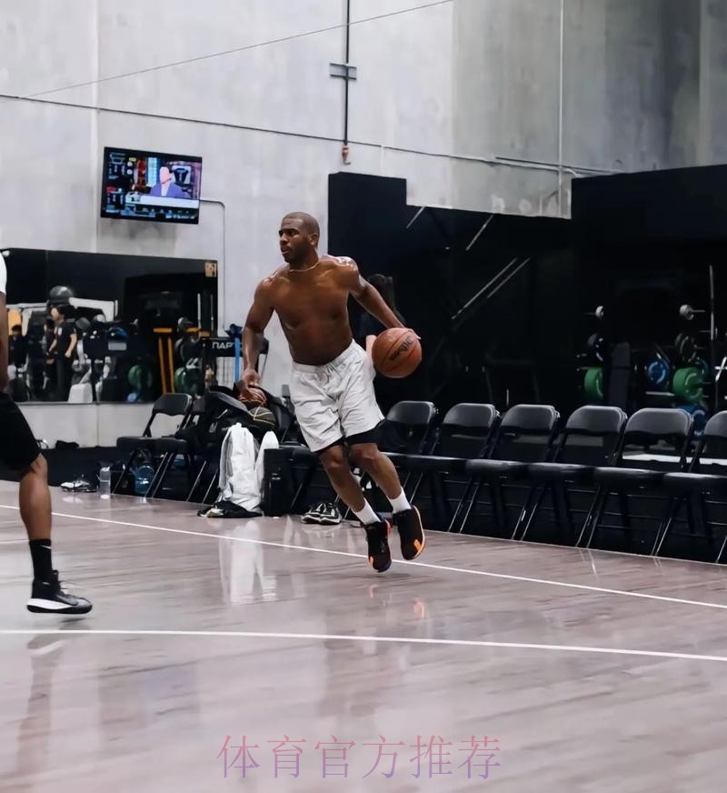 还有油！克里斯-保罗晒出在训练中自抛自扣的视频