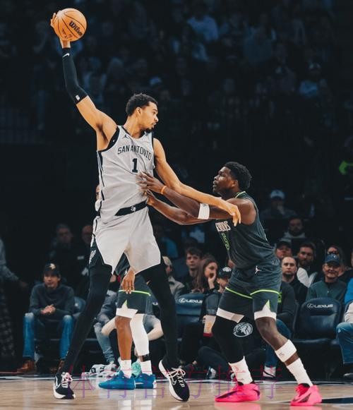 NBA Memes晒照:爱德华兹身高1米93,但在文班旁边就像1米6 NBA Memes晒照:爱德华兹身高1米93,但在文班旁边就像1米6